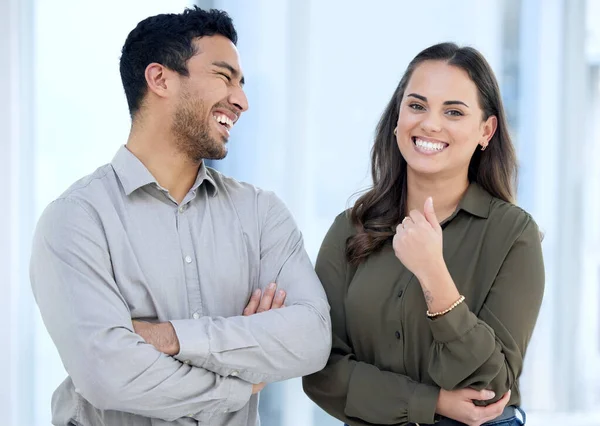 Piccola squadra, grande cuore. Ritratto di giovane uomo d'affari e donna d'affari che lavorano insieme in un ufficio moderno. — Foto Stock