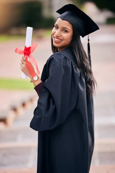 C'est la clé de mon succès. Portrait recadré d'une jeune étudiante attrayante célébrant le jour de la remise des diplômes. — Photo