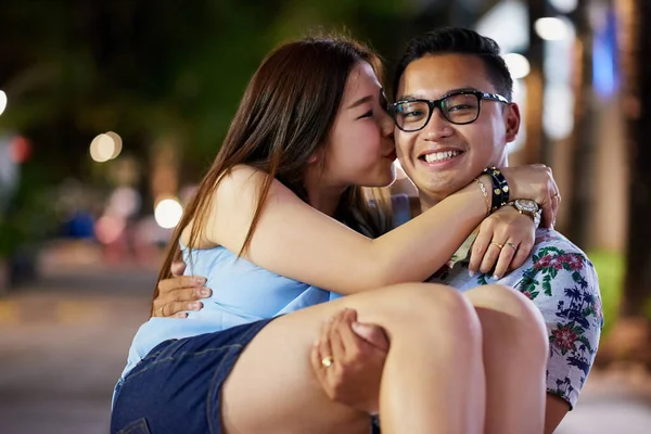 Ze hebben zoveel plezier als ze samen zijn. Opname van een gelukkig jong koppel dat de nacht doorbrengt in de stad. — Stockfoto