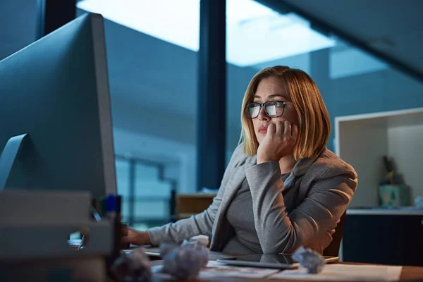 Ella sólo quiere terminar. Recorte de una mujer de negocios que trabaja hasta tarde en la noche en su oficina. — Foto de Stock