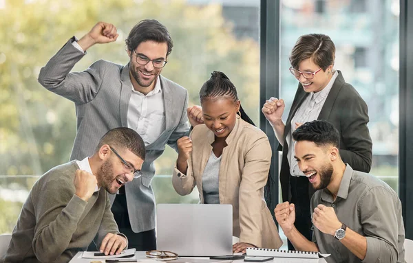 Vivir de forma sencilla es un grito desesperado. Fotografía de un grupo de empresarios celebrando una victoria juntos en una oficina moderna. — Foto de Stock
