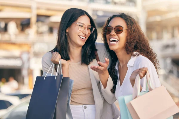 Ella lo entiende. Foto de dos mujeres jóvenes atractivas de pie afuera juntas y uniéndose mientras compran en la ciudad. —  Fotos de Stock