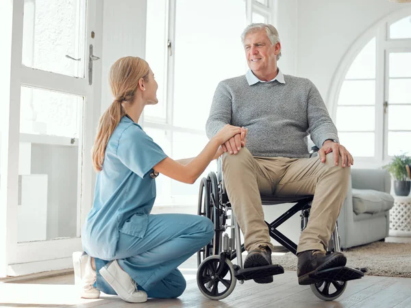 Πιστεύω ότι μπορείς να συνέλθεις από αυτό. Πυροβολισμός μιας νεαρής νοσοκόμας που φροντίζει έναν ηλικιωμένο άνδρα σε αναπηρική καρέκλα. — Φωτογραφία Αρχείου