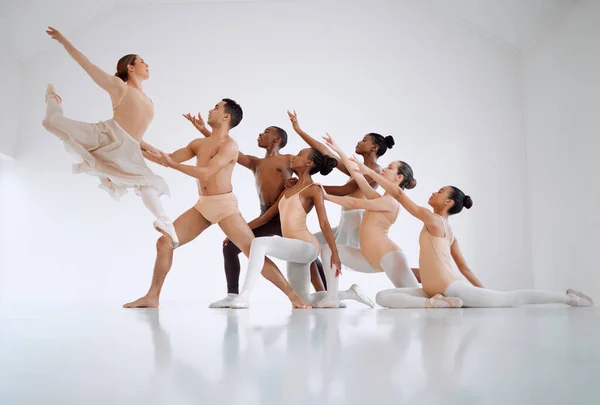 Требуется обучение, чтобы достичь совершенства в этой форме танца. Съемка группы артистов балета, репетирующих в танцевальной студии. — стоковое фото