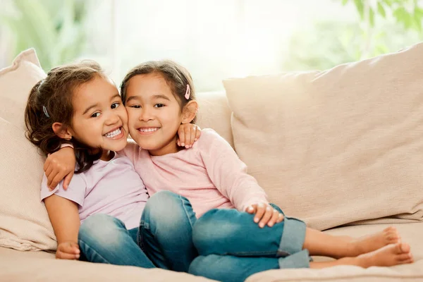 Das ist lebenslang. Schuss von two sisters bonding auf die couch at home. — Stockfoto