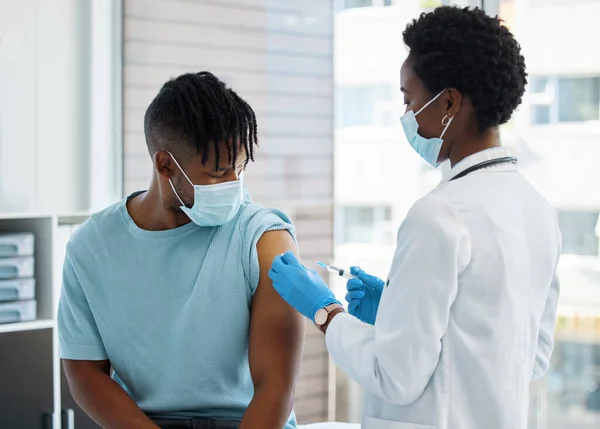 Isso magoa o doutor. Tiro de um médico que lhe deu uma injecção. — Fotografia de Stock