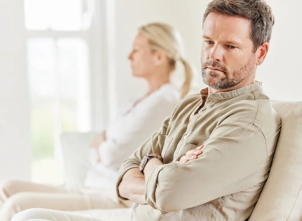 Das Bedauern ist unerbittlich. Aufnahme eines jungen Paares, das nach einem Streit auf dem heimischen Sofa genervt wirkt. — Stockfoto