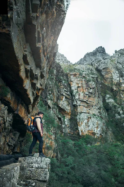 A mászás a legközelebb áll a repüléshez. Lelőttek egy fiatalembert, aki egy sziklán állt, miközben túrázott.. — Stock Fotó