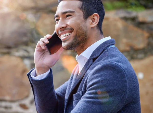 A tua voz acalma-me. Tiro de um homem de negócios usando seu smartphone para fazer um telefonema. — Fotografia de Stock