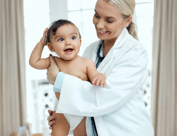 아기가 건강해 지면 아기는 행복 해진다. 어느 소아과 의사 가 병원에서 아기를 진찰하고 있는 장면이 찍힌 사진. — 스톡 사진