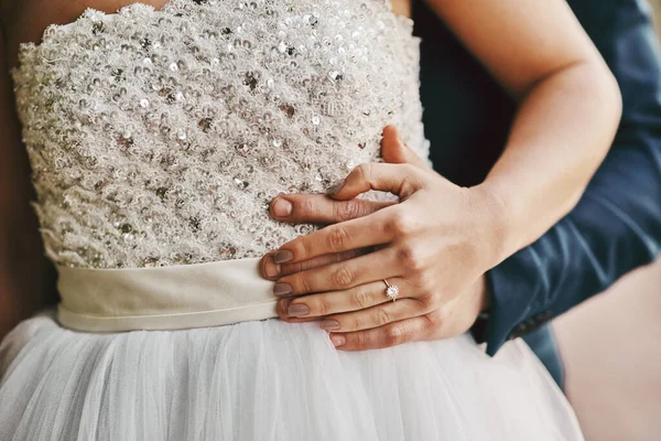 Samen tot de dood ons uit elkaar drijft. Gekropte foto van een onherkenbaar koppel dat samen staat op hun trouwdag. — Stockfoto