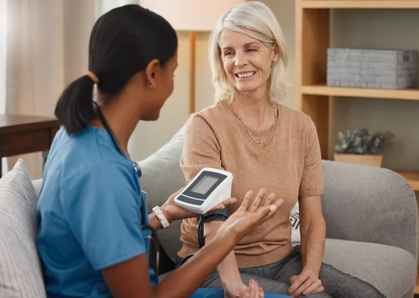 Es hora de que te entusiasmes con tu salud. Inyección de un médico examinando a una mujer mayor con un indicador de presión arterial en casa. —  Fotos de Stock