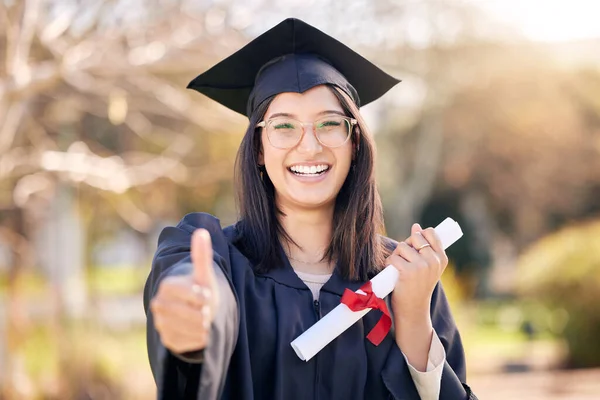 J'ai mon diplôme et toi aussi. Prise de vue d'une jeune femme montrant les pouces le jour de la graduation. — Photo
