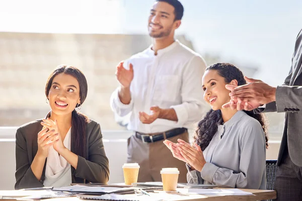 Натхненний і схвильований, щоб продовжувати досягати успіху разом. Знімок групи бізнесменів, які аплодують під час зустрічі в офісі . — стокове фото