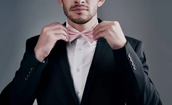 Perfeccionando su atuendo. Estudio de un hombre bien vestido posando sobre un fondo gris. —  Fotos de Stock