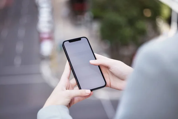 Bu iyi bir fikir, not alsan iyi olur. Dışarıda cep telefonunu kullanan tanınmayan bir iş adamının görüntüsü.. — Stok fotoğraf