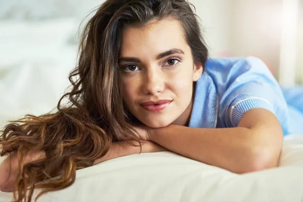 家で気をつけて。朝に彼女のベッドでリラックスした魅力的な若い女性のトリミングされた肖像画. — ストック写真
