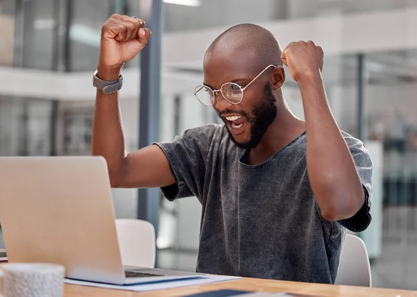 Yo lo hice. Fotografía de un joven empresario usando un portátil en la oficina. — Foto de Stock