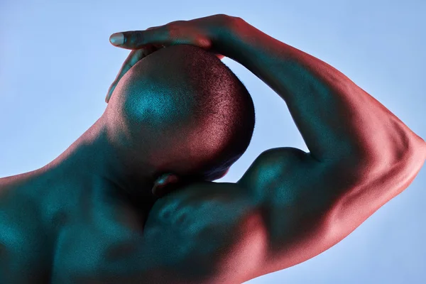 Le muscle et l'esprit doivent devenir un. Prise de vue d'un homme musclé posant sur fond de studio. — Photo