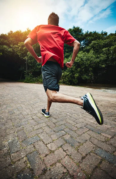 Робити більшу частину тренувань на відкритому повітрі. Задній знімок чоловіка на пробіжку . — стокове фото