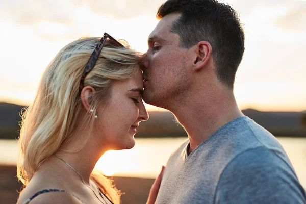 I suoi baci sono caldi come la luce del sole. Girato di una giovane coppia che trascorre la giornata fuori. — Foto Stock