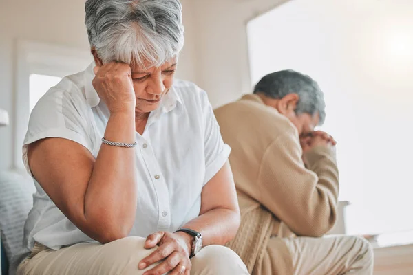 Toutes ces années et avaient encore de grandes disputes. Prise de vue d'un couple de personnes âgées s'ignorant lors d'une dispute à la maison. — Photo