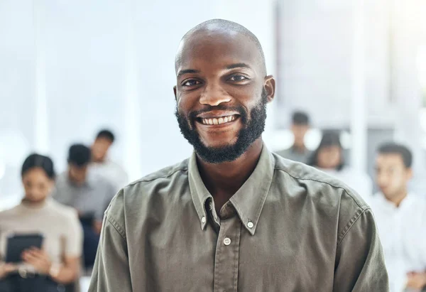 Готов изменить мир. Снимок бизнесмена, улыбающегося на деловой встрече в современном офисе. — стоковое фото