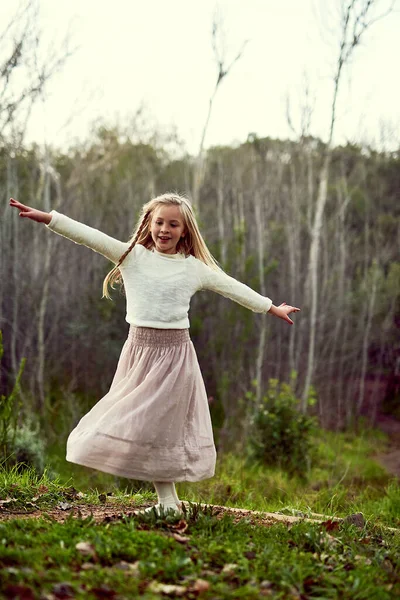 Oh, qué divertido es ser un niño. Foto de una joven disfrutando de un tiempo al aire libre. — Foto de Stock