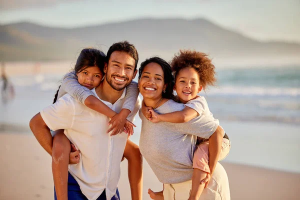남자는 가족 을등 한 히해서는 안 된다. 해변에서 하루를 함께 보내는 아름다운 가족을 찍은 사진. — 스톡 사진