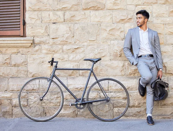 오늘 도시를 탐험하는 거야. 도시에서 가방 과 자전거를 들고 서 있는 젊은 사업가를 찍은 사진. — 스톡 사진