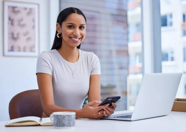 Valoro la comunicación. Retrato recortado de una atractiva joven empresaria que envía un texto mientras está sentada en su escritorio en la oficina. —  Fotos de Stock