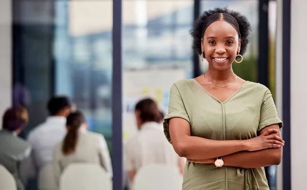 Ninguém te pode fazer sentir inferior sem o teu consentimento. Tiro de uma mulher de negócios sorrindo em uma reunião de negócios em um escritório moderno. — Fotografia de Stock