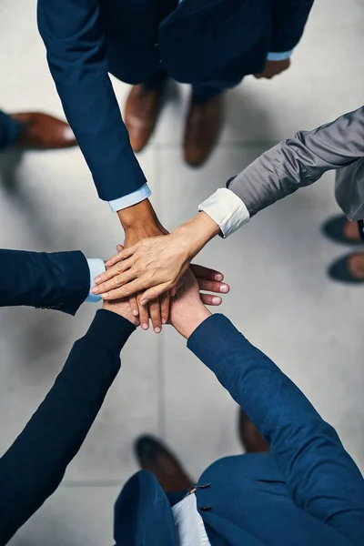 Juntos é sempre melhor. Tiro de alto ângulo de um grupo de empresários unindo as mãos em unidade. — Fotografia de Stock