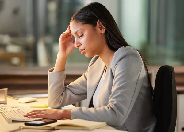 Não vou terminar este trabalho esta noite. Tiro de uma jovem empresária olhando estressado ao usar um computador em sua mesa em um escritório moderno. — Fotografia de Stock