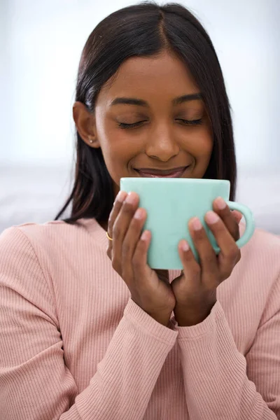 Ese aroma a cafeína fresca. Foto recortada de una joven atractiva disfrutando de una taza de café fresco en casa. — Foto de Stock
