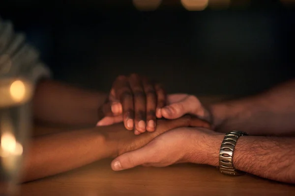 Estará bien. Recortado tiro de dos personas tomados de la mano en la comodidad. — Foto de Stock