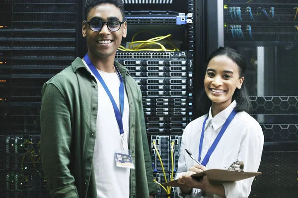 Nessun virus, nessun problema. Foto di due tecnici che lavorano insieme in una sala server. — Foto Stock