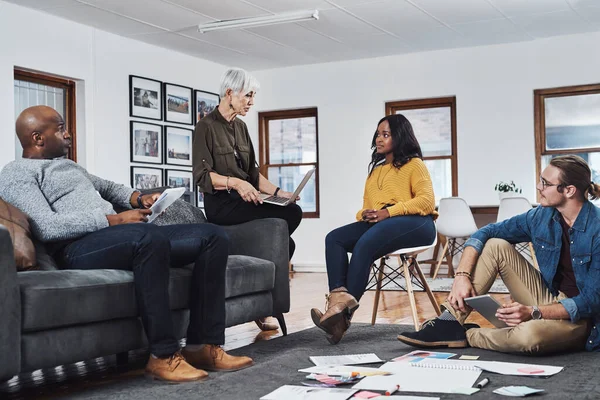 Remplissage de la pièce avec des idées et des plans. Prise de vue d'un groupe de gens d'affaires en réunion et discutant d'idées dans leur bureau au travail. — Photo