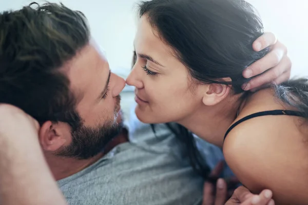 Nadie más existe en este momento. Disparo de una pareja cariñosa acostada en su cama. — Foto de Stock