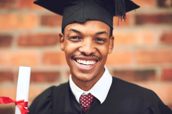 Você pode dirigir-se em qualquer direção que você escolher. Tiro cortado de um feliz jovem graduado em pé fora. — Fotografia de Stock