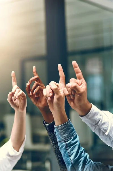 Waar anders dan naar de top. Gehakt van een groep onherkenbare zakenlui die naar boven wijzen. — Stockfoto