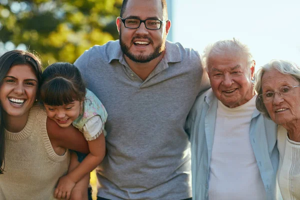 Familie, de grootste bron van geluk. Opname van een gelukkig gezin van drie generaties die samen kwaliteitstijd doorbrengen in het park. — Stockfoto