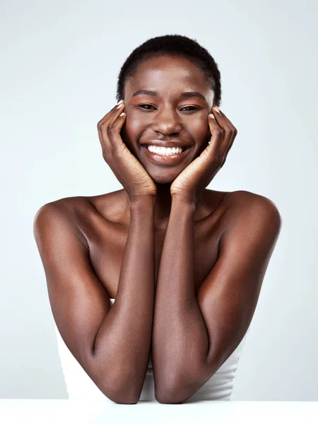Hälsosam hud är något att vara glad över. Studio porträtt av en vacker ung kvinna känner hennes hud mot en grå bakgrund. — Stockfoto
