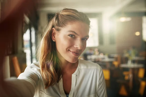 Haciendo selfies en la cafetería. Fotografía de una joven atractiva en una cafetería. —  Fotos de Stock
