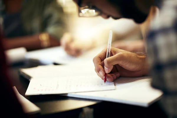 Dit gaat allemaal snel zijn vruchten afwerpen. Opname van een groep onherkenbare mensen die aantekeningen maken op papier terwijl ze binnen rond een tafel zitten. — Stockfoto