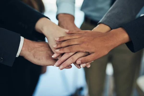 Permanezcan juntos, ganen juntos. Recorte de un grupo de empresarios uniendo sus manos en solidaridad. —  Fotos de Stock