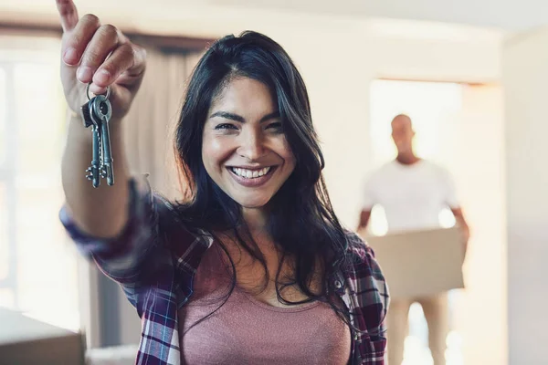 Stolz auf diesen erstaunlichen Meilenstein. Porträt einer jungen Frau, die den Schlüssel zu ihrem neuen Zuhause in der Hand hält. — Stockfoto