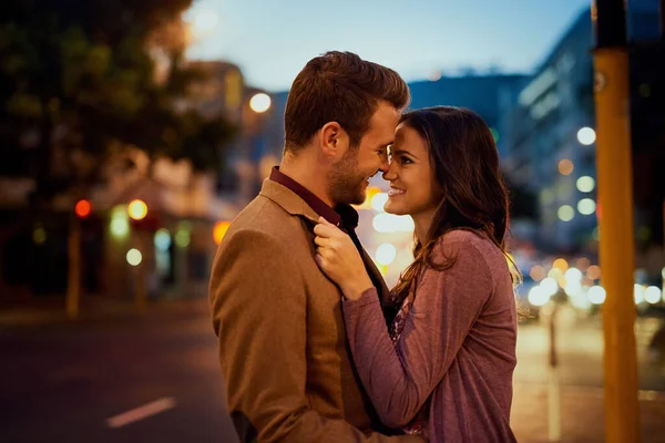 Quem diria que o amor poderia se sentir tão incrível. Tiro cortado de um jovem casal afetuoso desfrutando de uma noite fora. — Fotografia de Stock