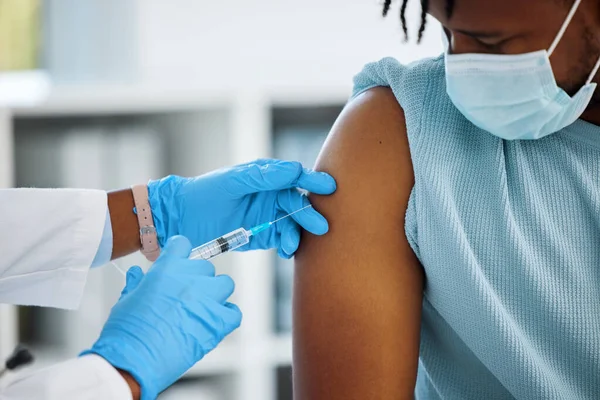 Im so happy youre hilft mir Arzt. Schuss eines Arztes, der seiner Patientin eine Spritze gibt. — Stockfoto