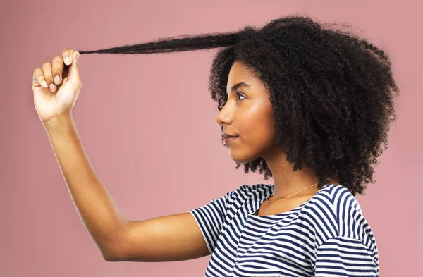 Sa croissance de jour en jour. Plan studio d'une belle jeune femme tenant une mèche de cheveux. — Photo